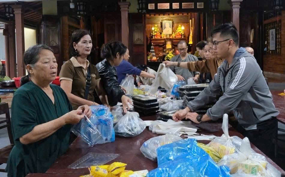 Mỗi hộp cơm là một tấm lòng, một lời cầu nguyện bình an