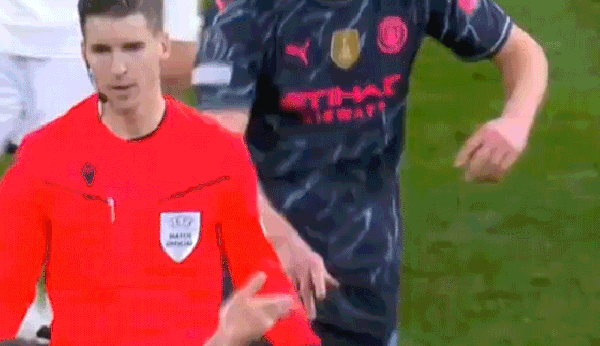 Haaland vô tình &quot;ăn vả&quot; từ trọng tài chính trận Real vs Man City