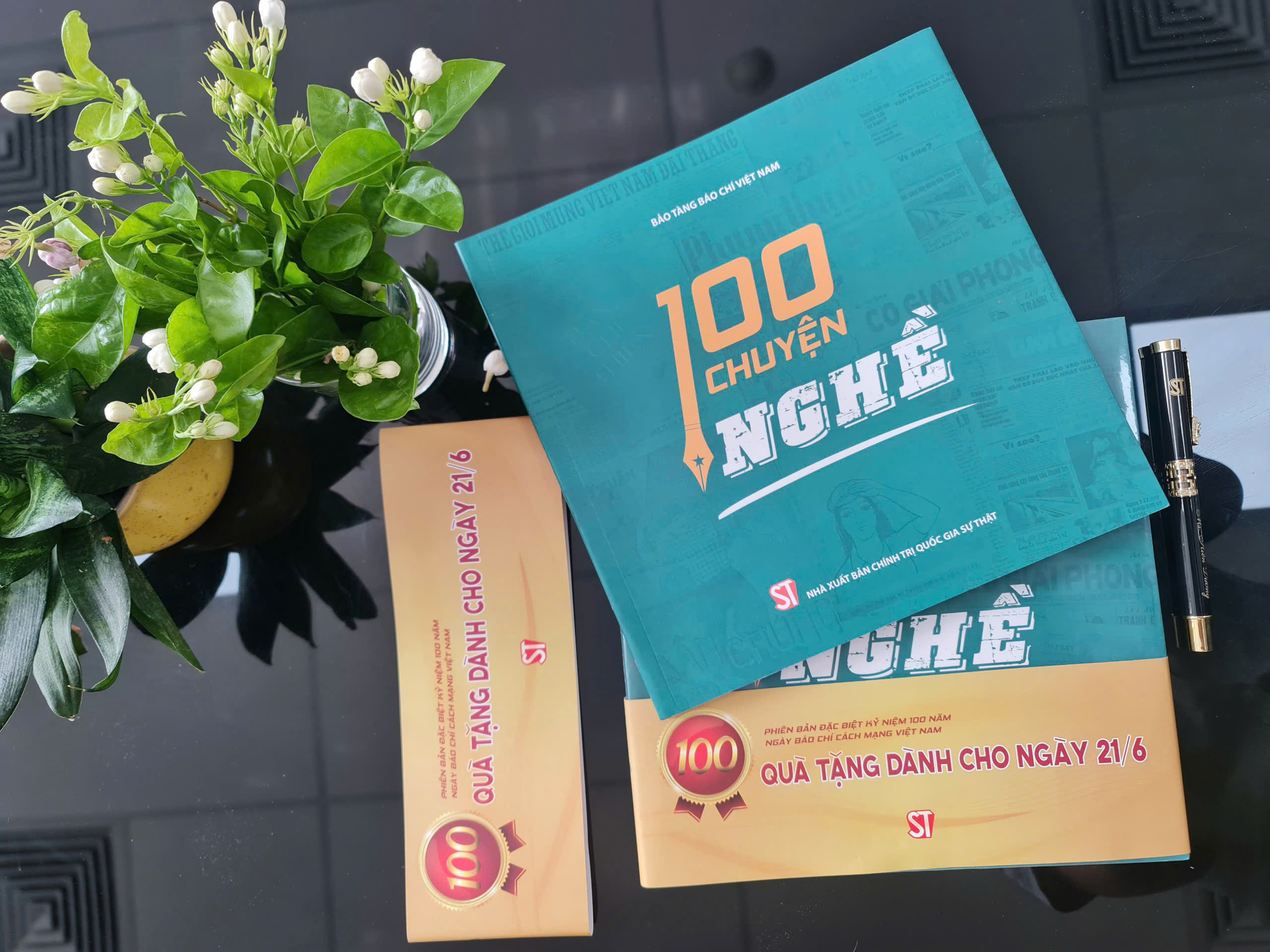 “100 chuyện nghề" hành trình của một dân tộc qua góc nhìn báo chí
