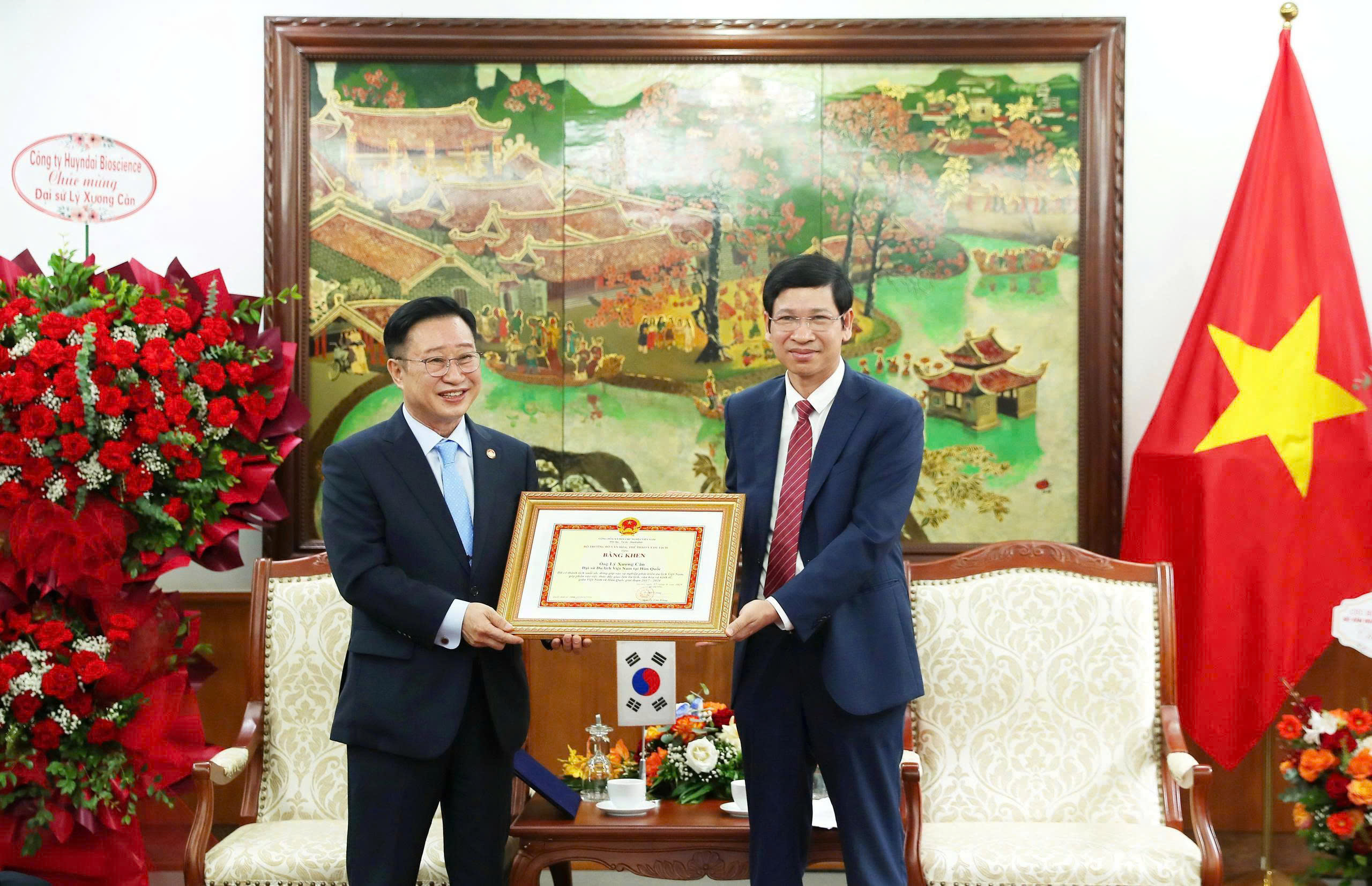Bộ VHTTDL trao bằng khen cho Đại sứ Du lịch Việt Nam tại Hàn Quốc Lý Xương Căn