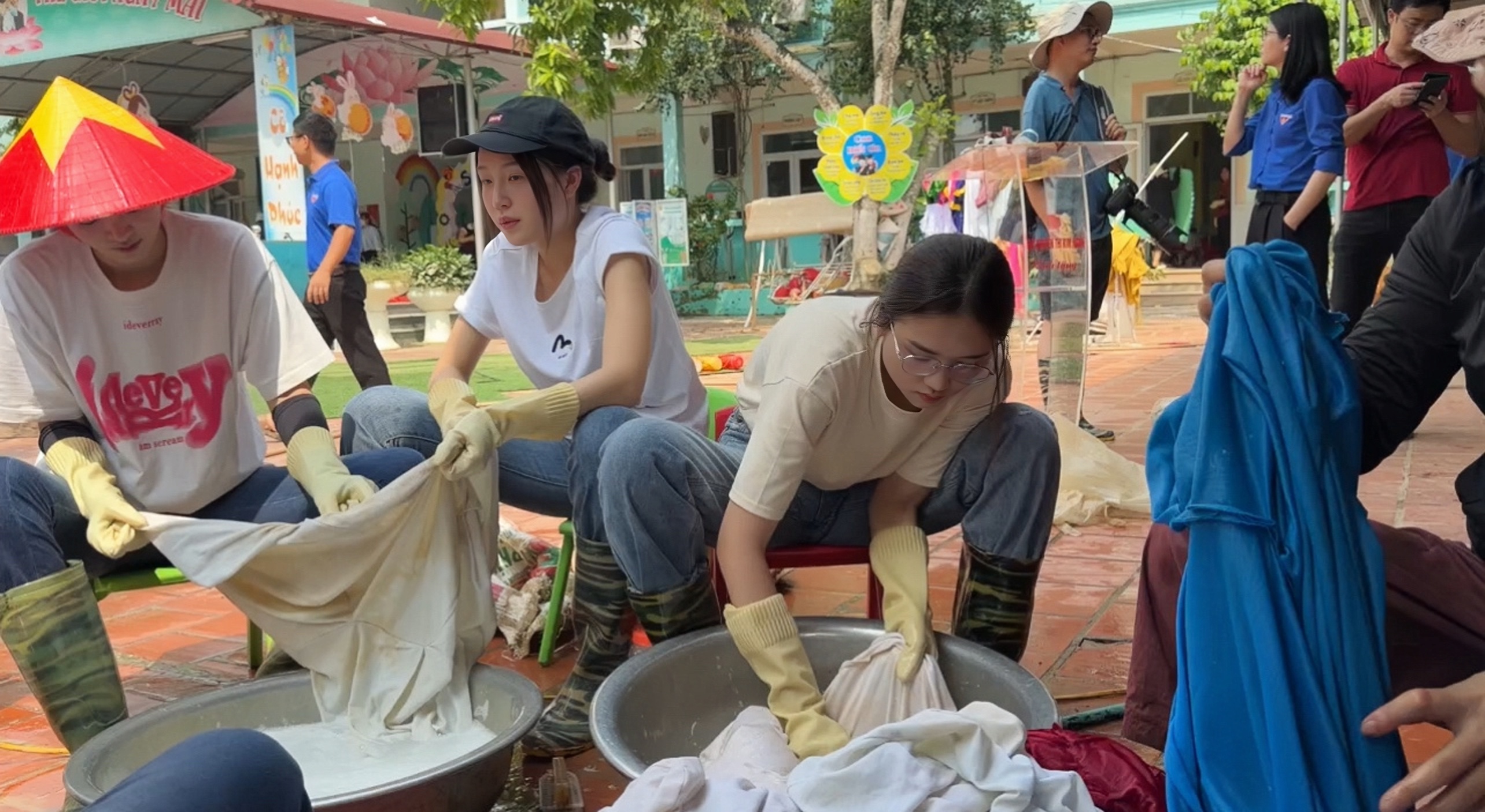 Dàn hoa hậu, á hậu Sen Vàng đến Thái Nguyên dọn dẹp bùn đất, vệ sinh trường học