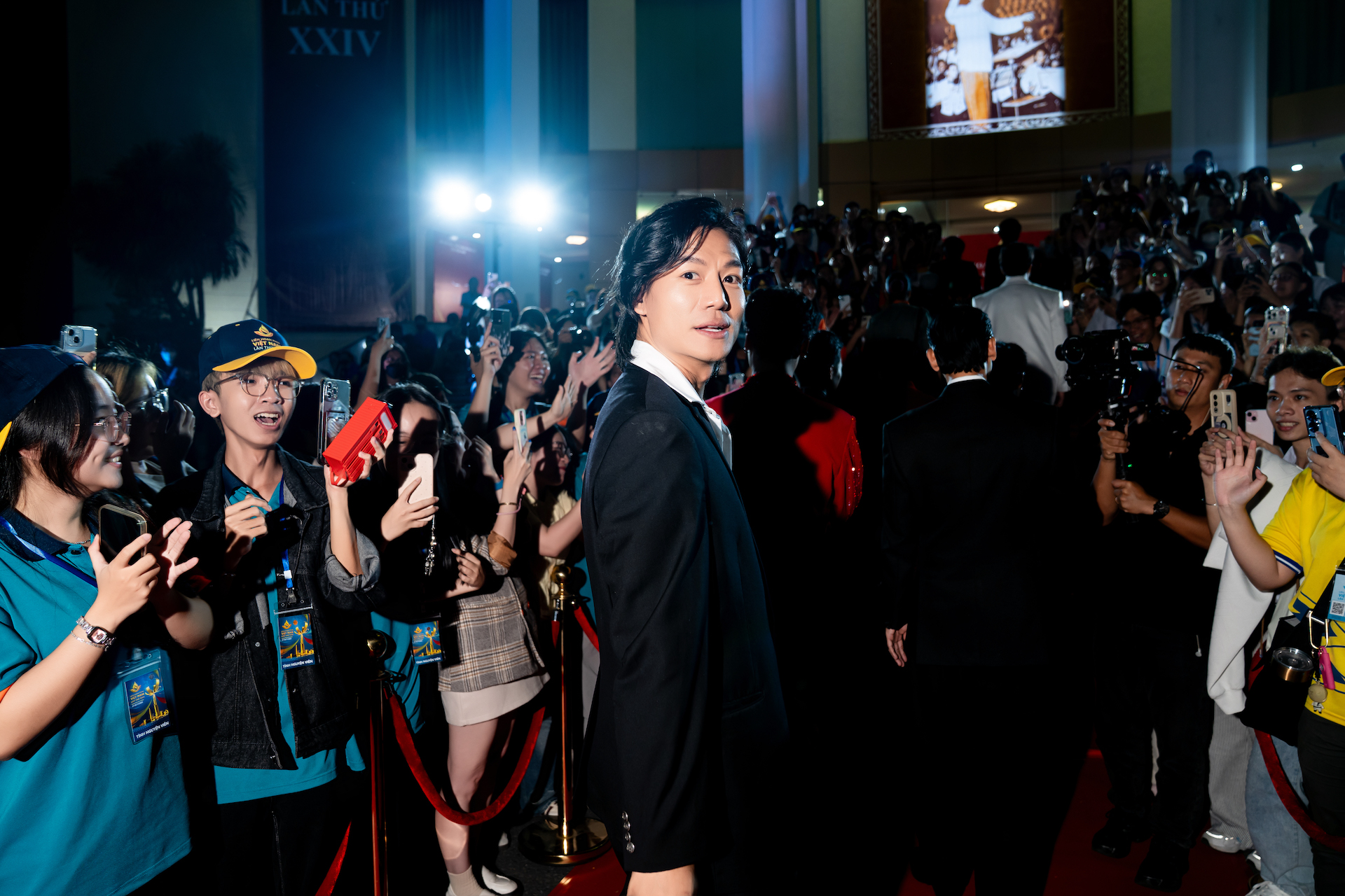 Hiếu Nguyễn vui đến mất ngủ sau chiến thắng của "Mưa đỏ" và "Tử chiến trên không"