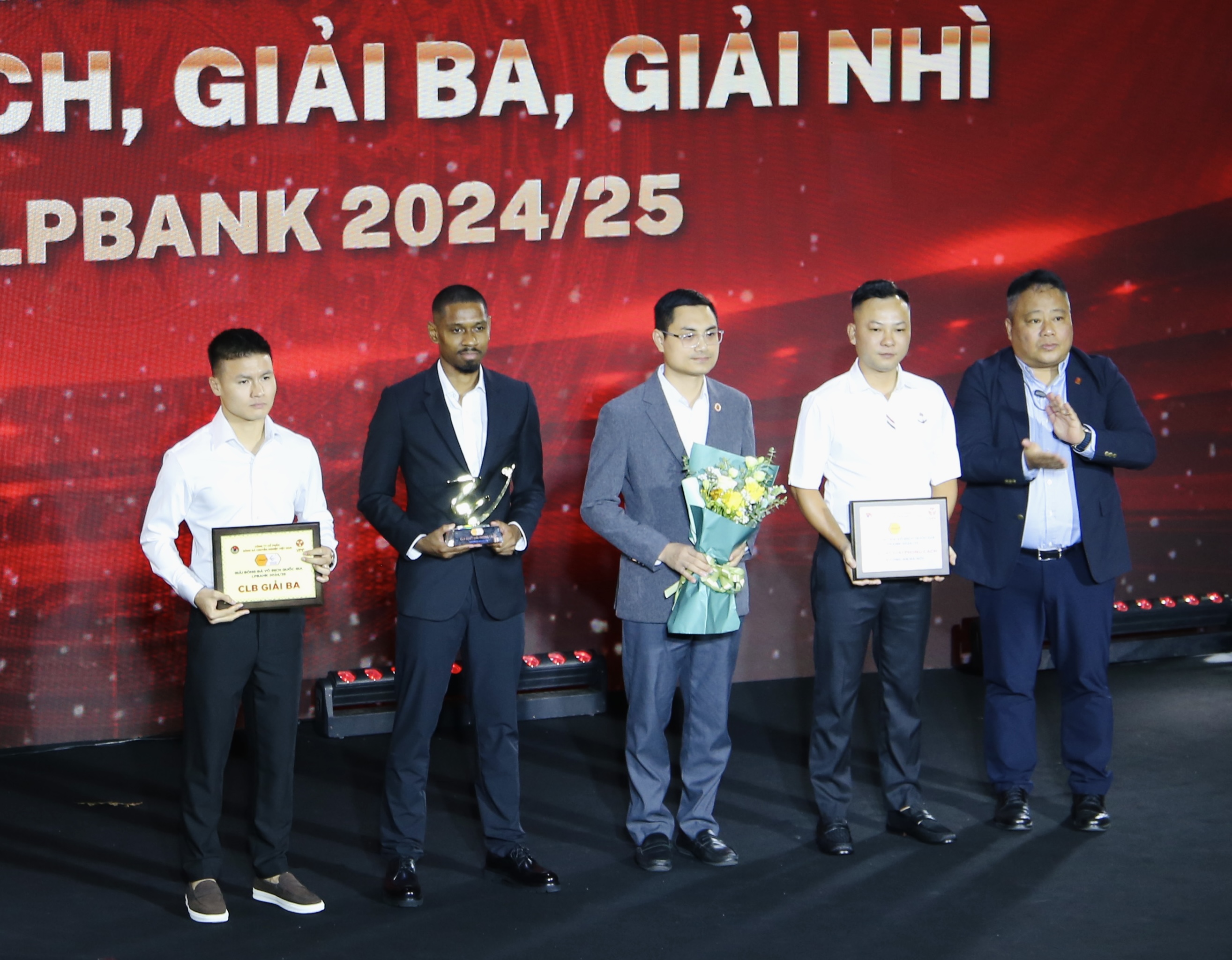 CLB Công an Hà Nội nhận loạt giải thưởng tại V-League Awards 2025