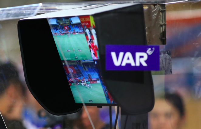 Trọng tài V-League bị "chê" lạm dụng VAR