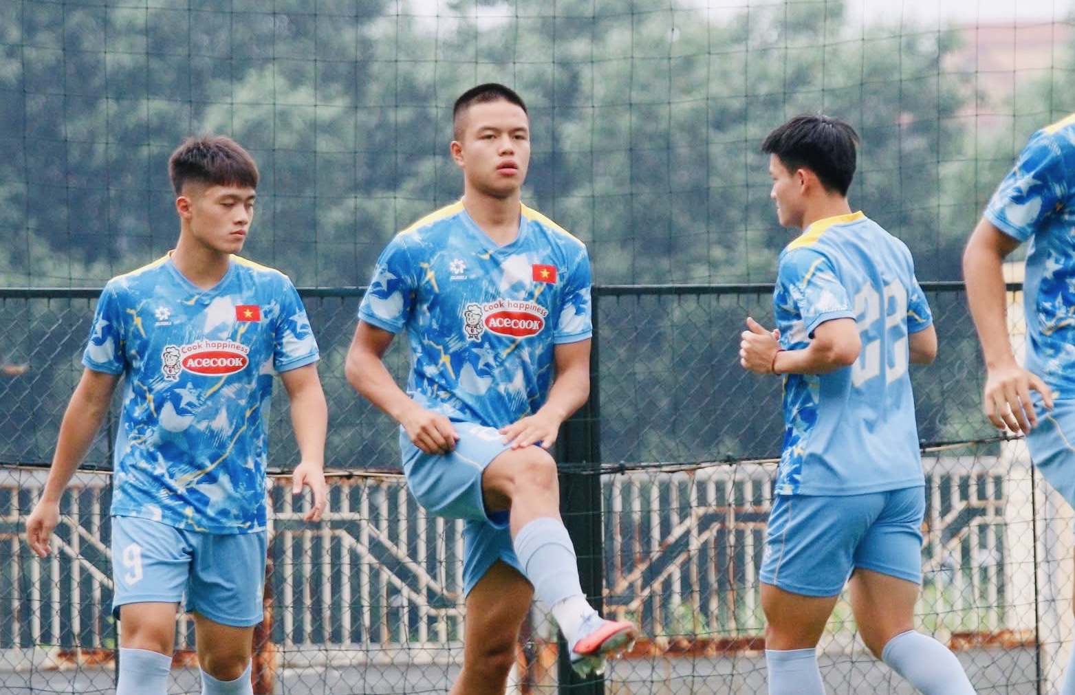 Tân binh Việt kiều Trần Thành Trung được đồng đội ngợi khen