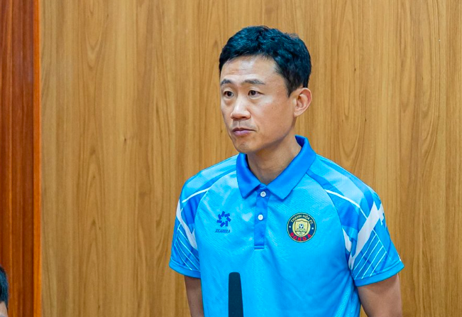 Trợ lý thầy Kim mất việc tại V-League sau 10 trận chỉ thắng 1