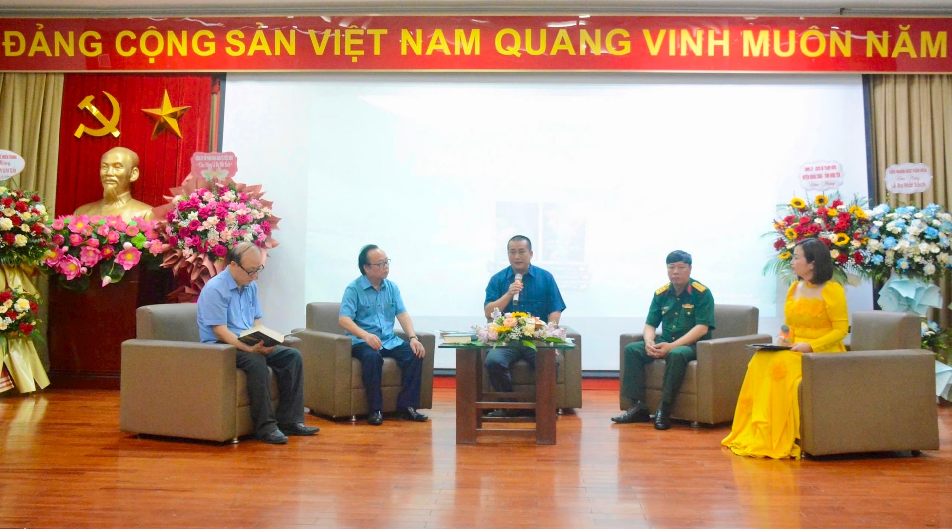 Ra mắt tập 1 - cuốn sách "Con đường tương lai"