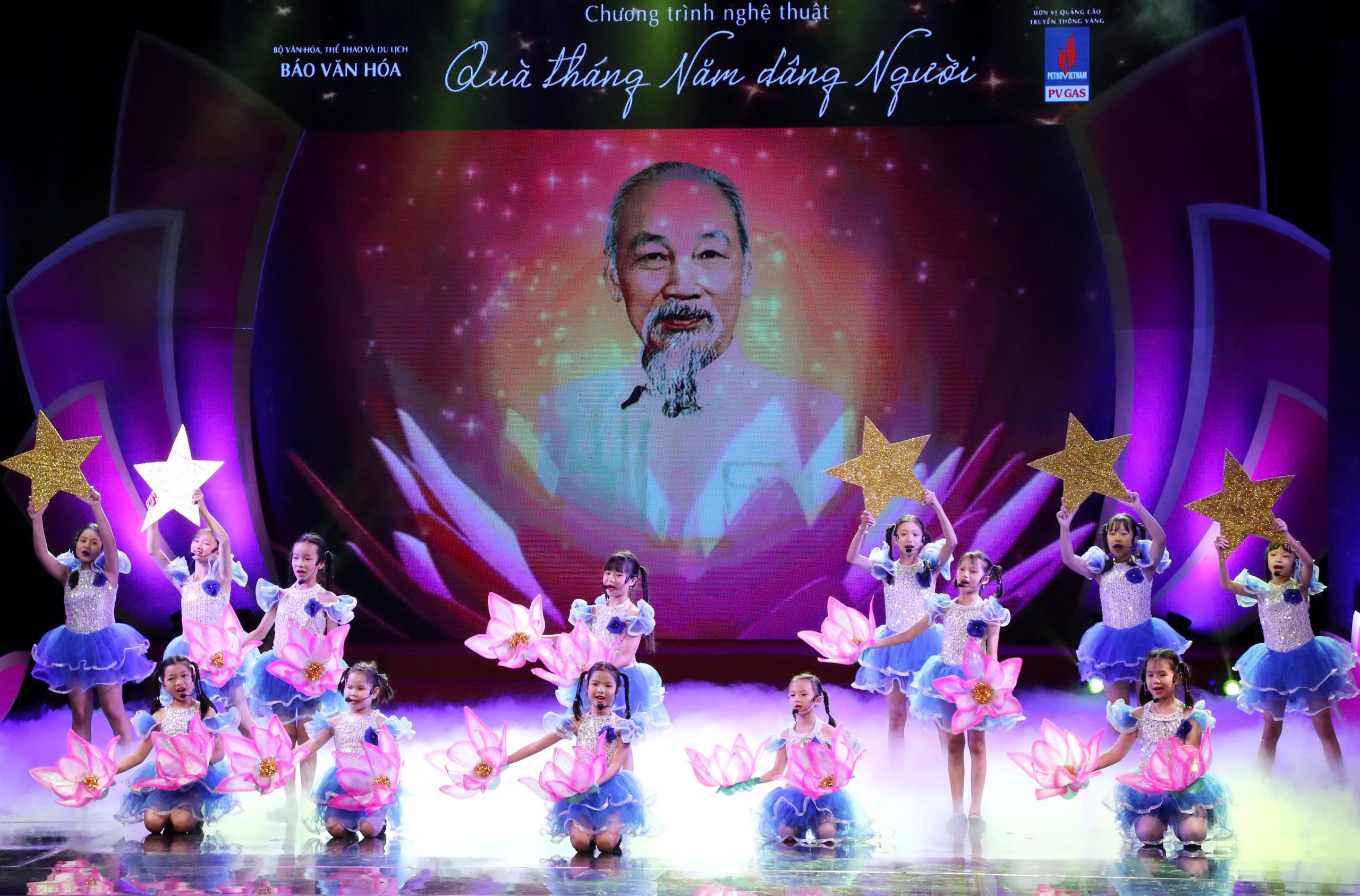 Chương trình nghệ thuật “Quà tháng 5 dâng Người”