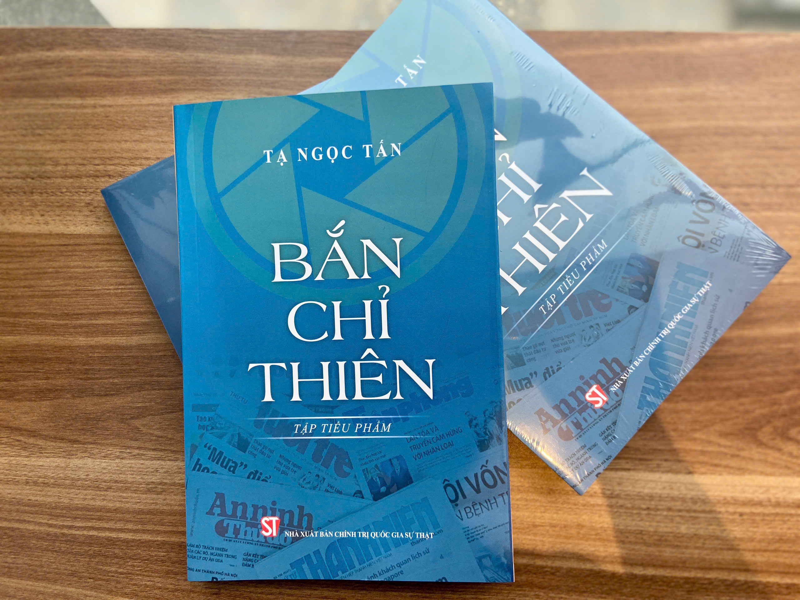 GS Tạ Ngọc Tấn ra mắt cuốn sách "Bắn chỉ thiên" tập hợp 94 tiểu phẩm báo chí