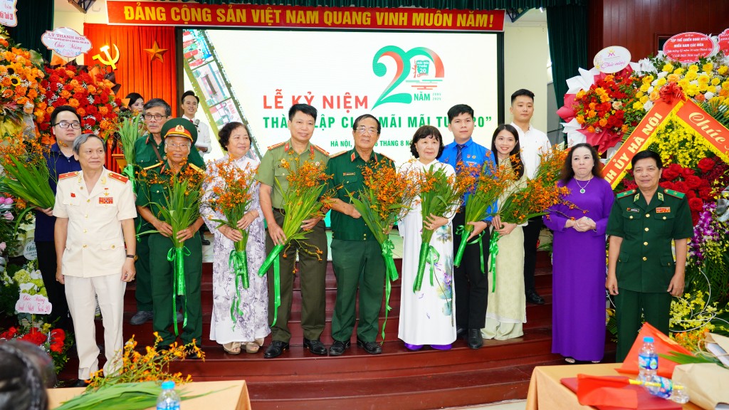 Câu lạc bộ "Mãi mãi tuổi 20" kỷ niệm 20 năm thành lập