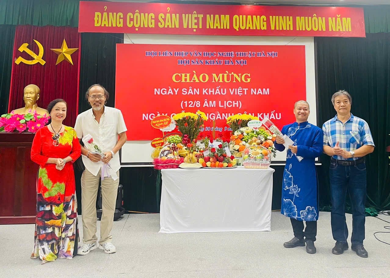 Các nghệ sĩ tưởng nhớ tổ nghiệp nghề sân khấu