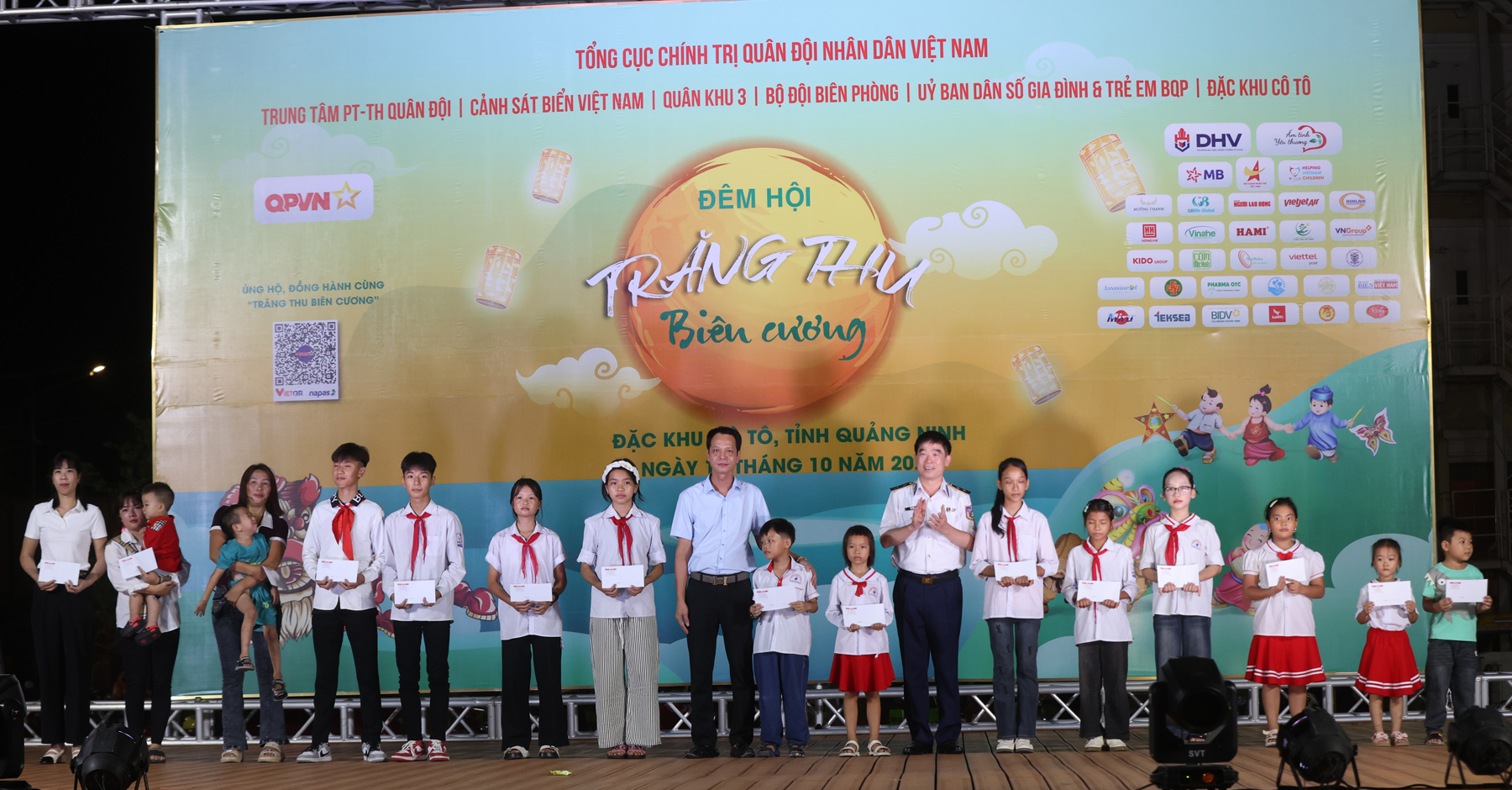 Chương trình thiện nguyện "Trăng thu biên cương" trao tặng học bổng và quà tặng trị giá gần 3 tỷ đồng cho các em nhỏ