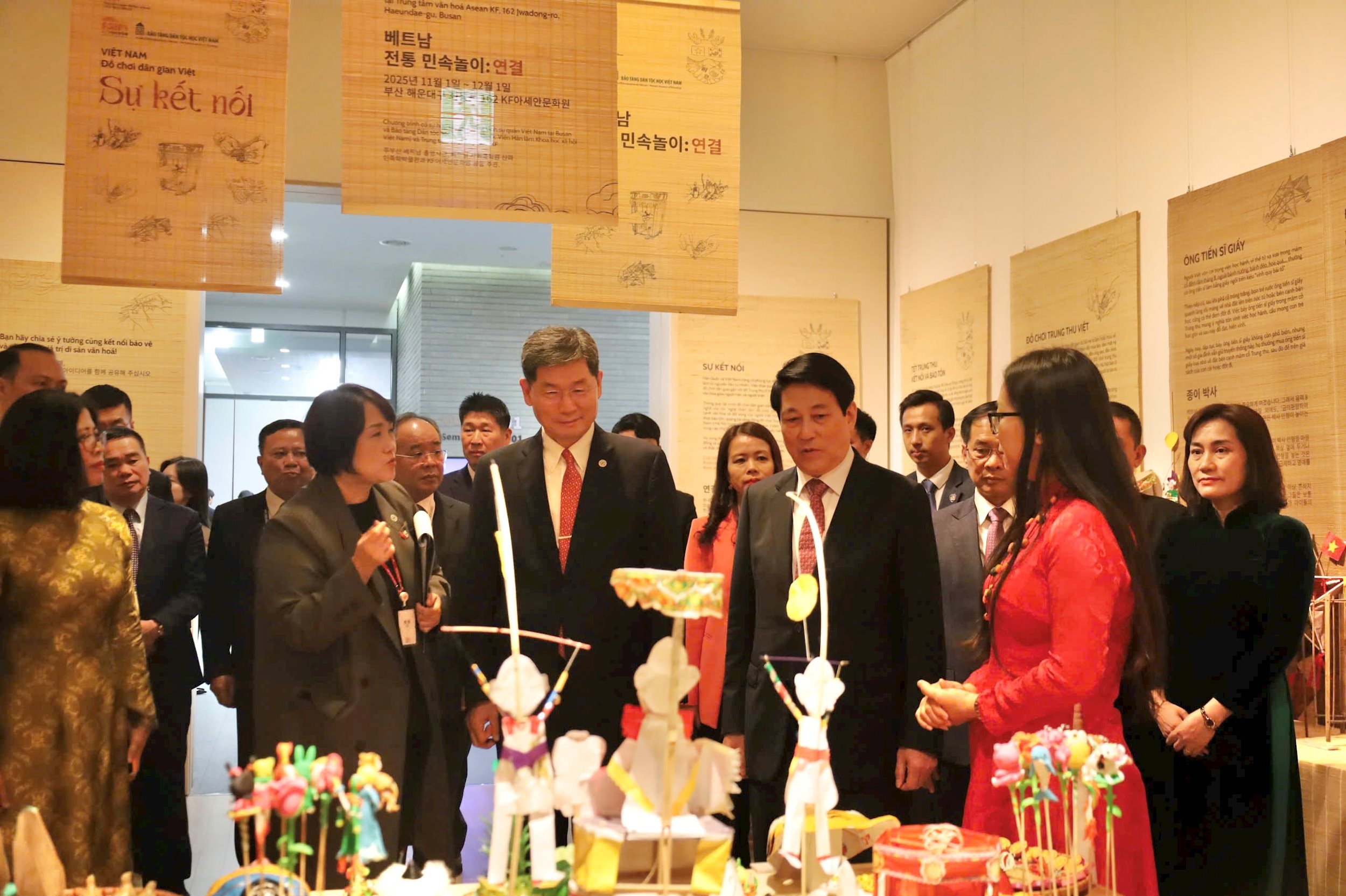 Khai trương không gian nghệ thuật sắp đặt đồ chơi dân gian Việt Nam tại Hàn Quốc