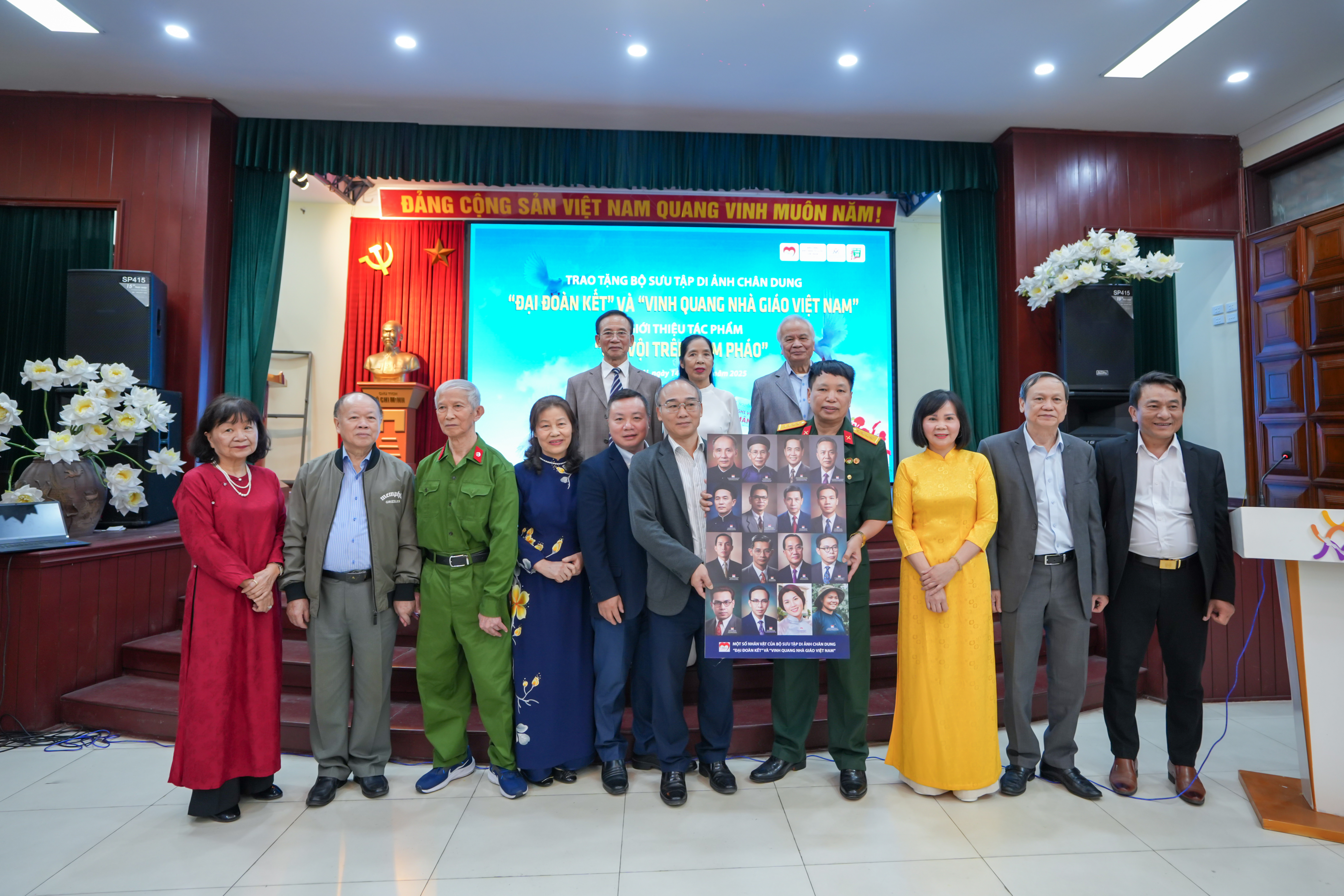 Trao tặng bộ sưu tập di ảnh chân dung "Đại đoàn kết" và "Vinh quang nhà giáo Việt Nam"
