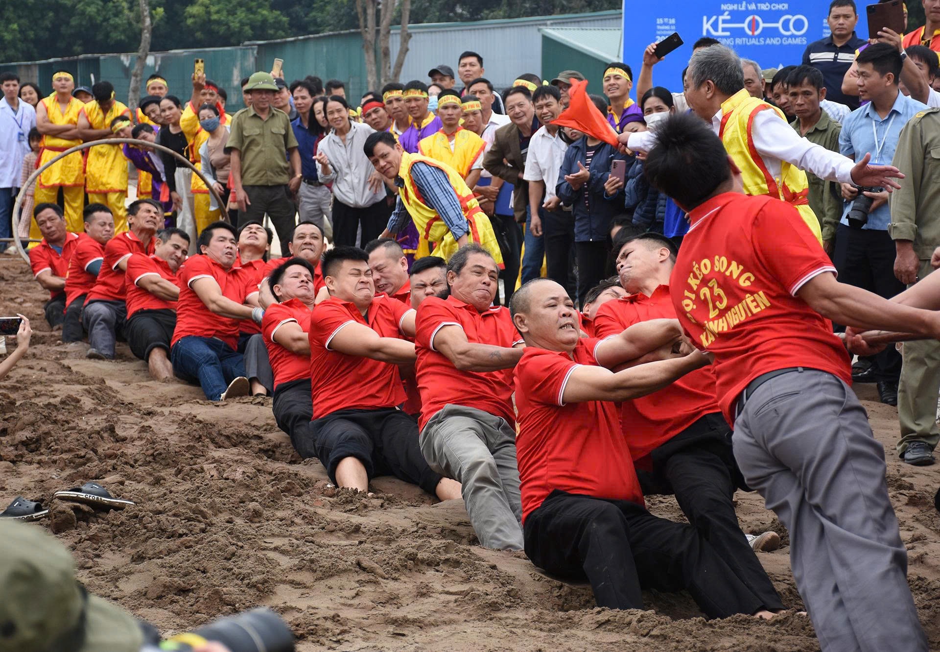 Sôi nổi các màn kéo co "có một không hai"