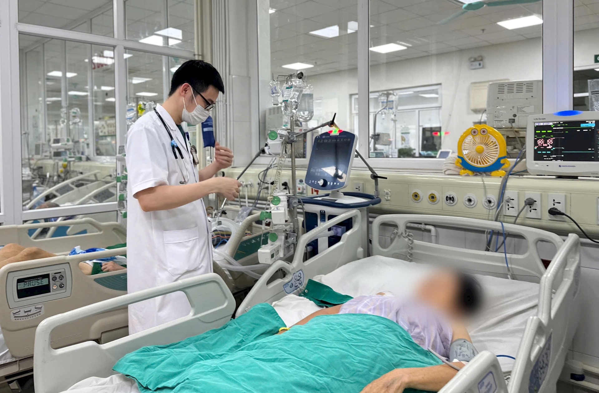 Tiêm khớp vai tại phòng khám tư, người phụ nữ bị sốc nhiễm khuẩn nặng