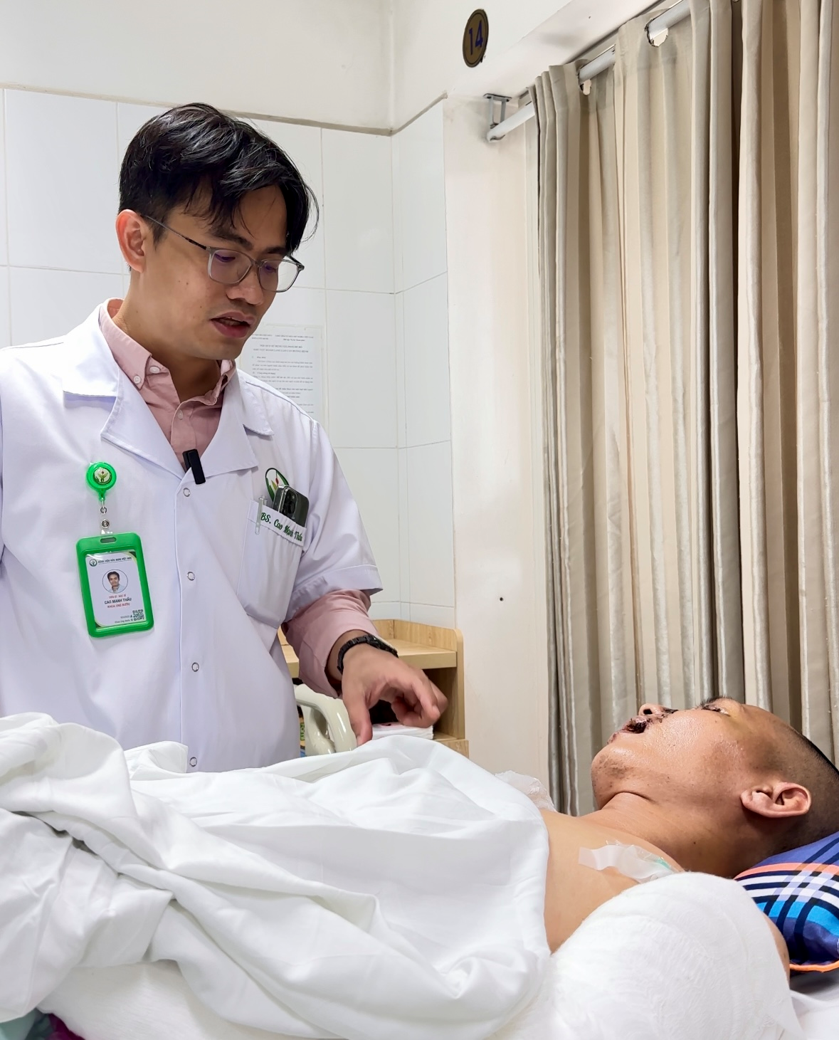 Cứu sống bệnh nhân bị lòi ruột, lộ toàn bộ nội tạng sau tai nạn xe máy