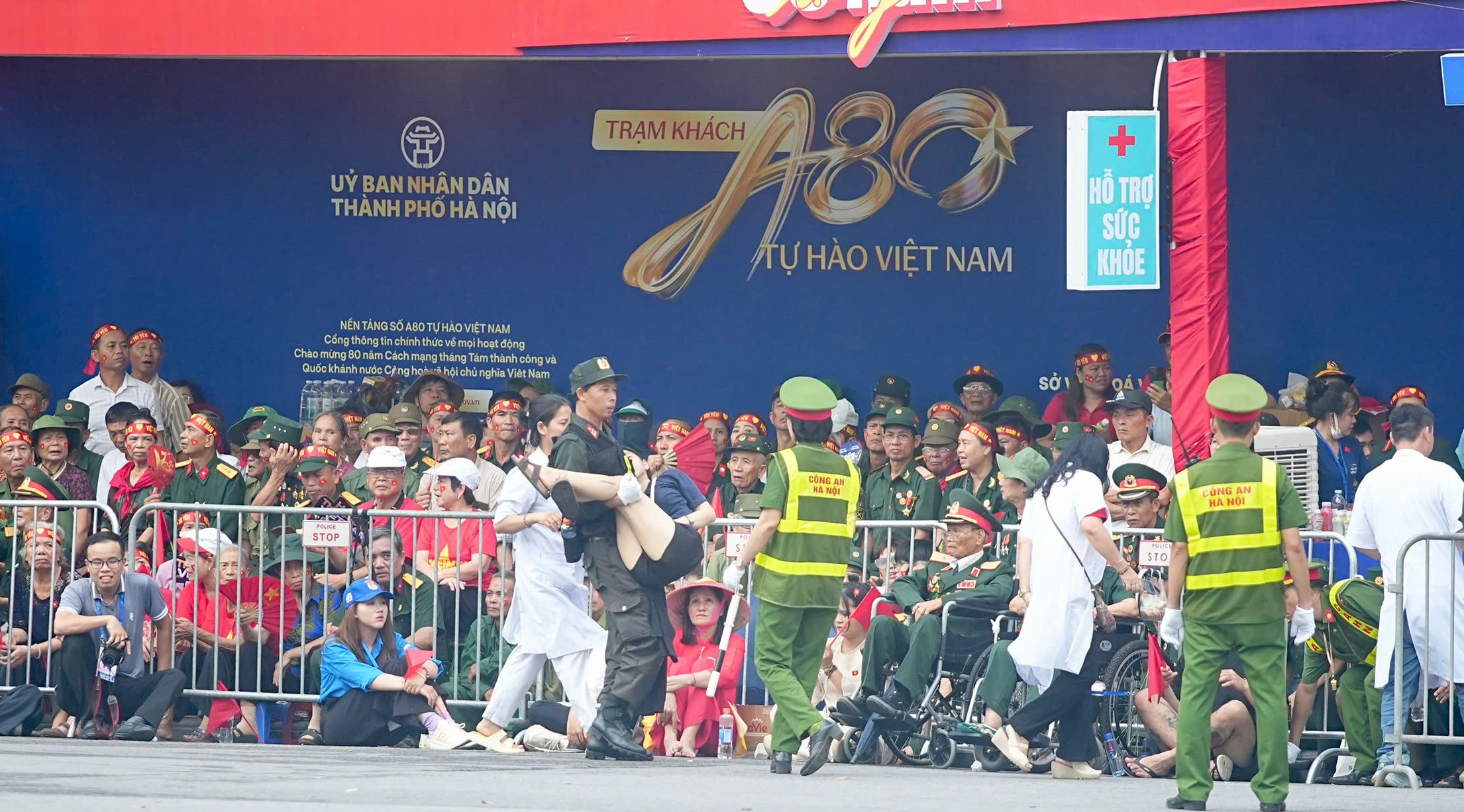 Hàng nghìn người dân được trợ giúp y tế khi xem diễu binh, diễu hành