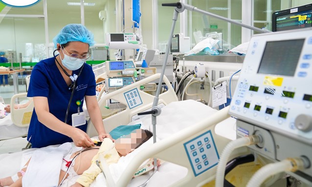 Hà Nội: Bé trai 2 tuổi suy hô hấp nặng do uống nhầm dầu thắp đèn bàn thờ