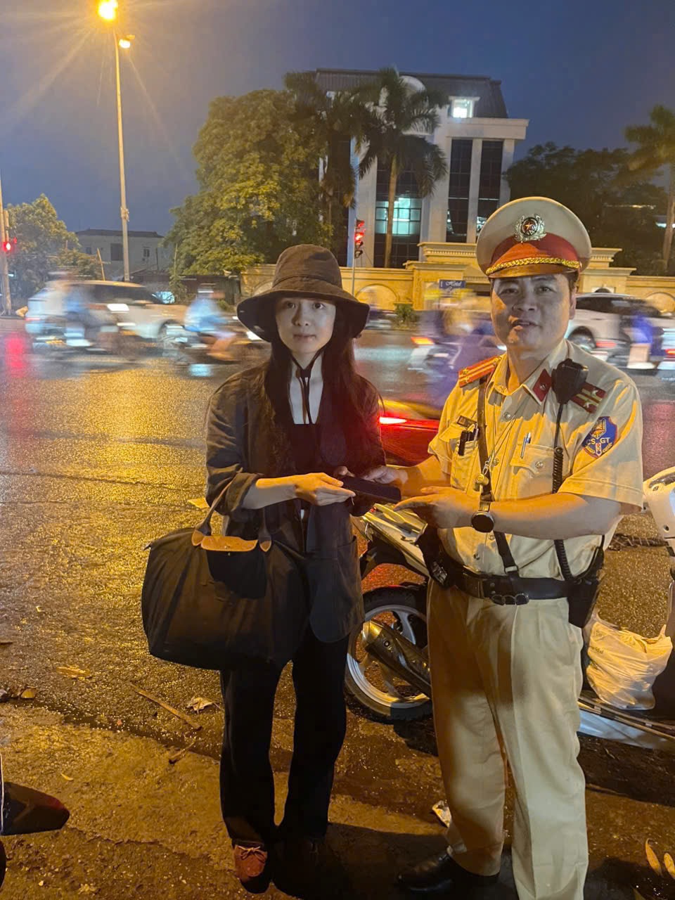 Cảnh sát giao thông Thủ đô kịp thời trao trả tài sản cho người dân giữa trời mưa lớn