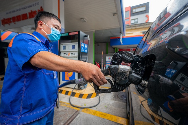 Giá xăng tăng mạnh nhất 3 tuần gần đây