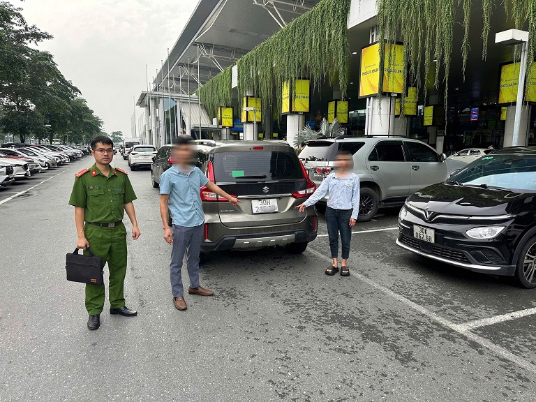 Phát hiện, xử lý đối tượng cò mồi lừa đảo khách tại nhà ga T2 Nội Bài