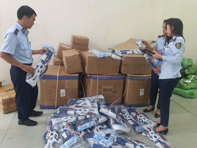 Hà Nội: Xử phạt 2 cơ sở kinh doanh đồ chơi trẻ em nhập lậu, vi phạm quy định thương mại điện tử