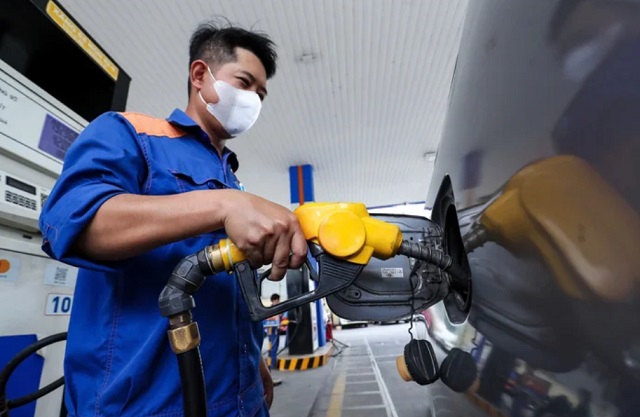 Giá xăng trong nước tiếp tục tăng