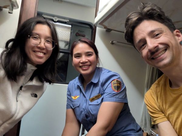 Nữ nhân viên đường sắt “giải cứu” khách Tây giữa lũ lịch sử ở Khánh Hòa