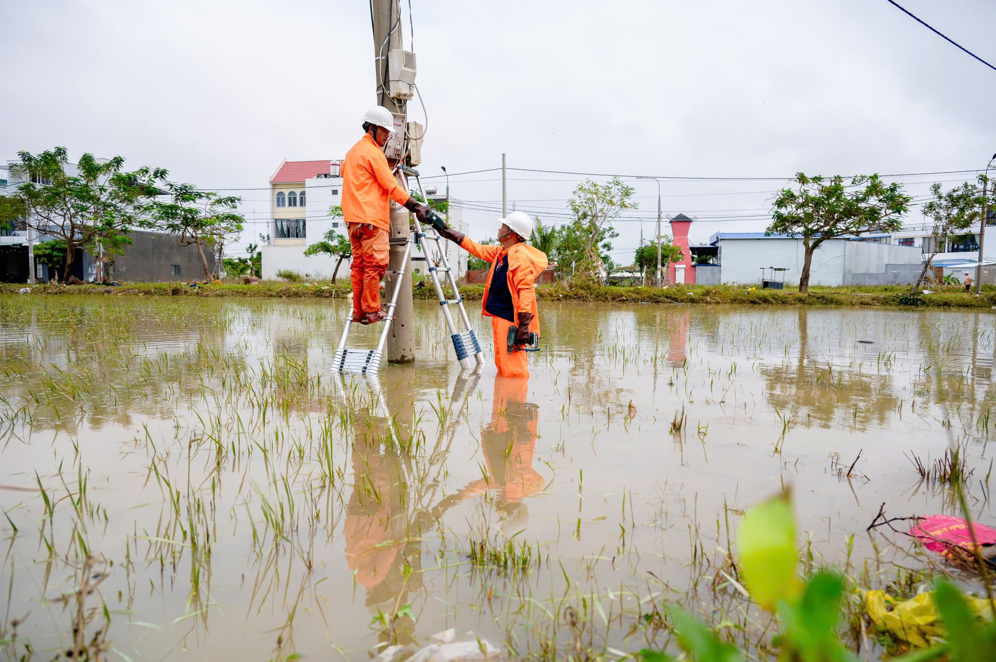 Cấp điện trở lại cho gần 96% khách hàng miền Trung - Tây Nguyên