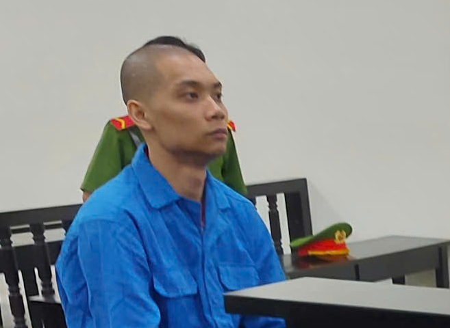 Gã đàn ông liên tục trêu ghẹo phụ nữ và đánh, chém hàng xóm