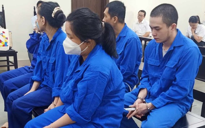 Nữ nhân viên phòng khám và đồng bọn mua bán hàng chục trẻ em sơ sinh