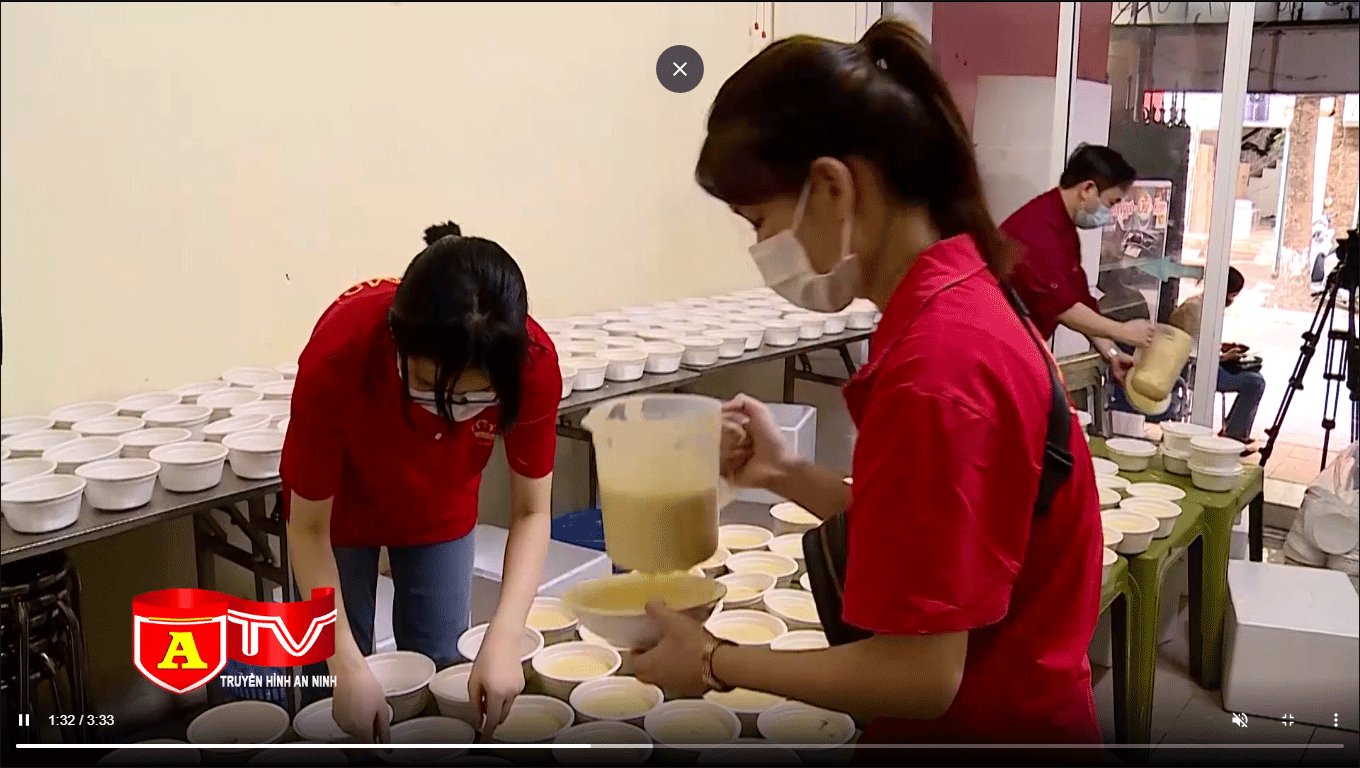 Ấm lòng bữa ăn nơi tuyến đầu chống dịch