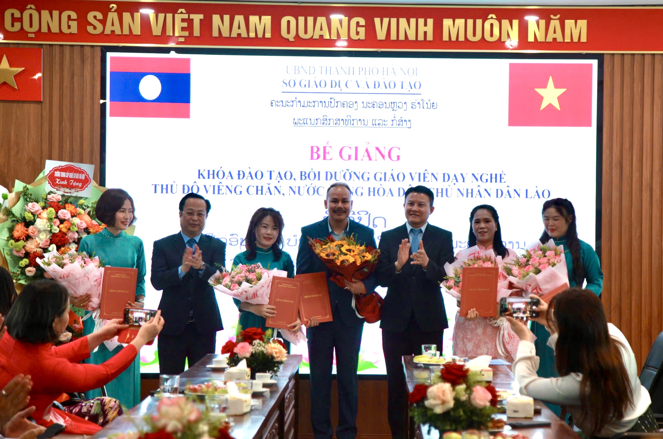 Giáo viên Lào hứng thú học nấu các món ẩm thực truyền thống Việt Nam