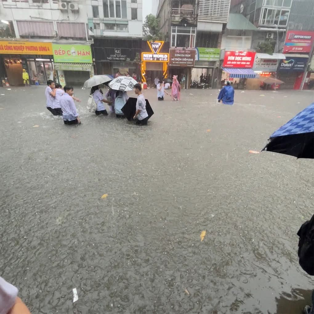 Hà Nội ngập sâu, nhiều trường học phải thông báo tan học sớm