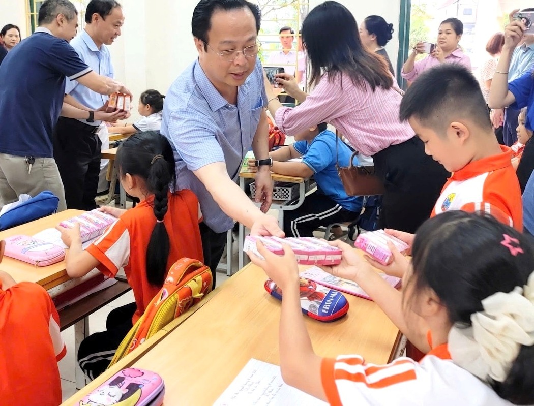 Thầy trò Thủ đô trực tiếp chia sẻ khó khăn với trường học vùng lũ
