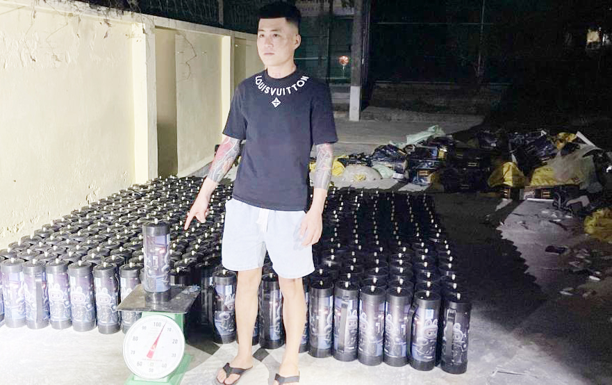 Bộ đội biên phòng bắt giữ vụ vận chuyển "khí cười" số lượng lớn
