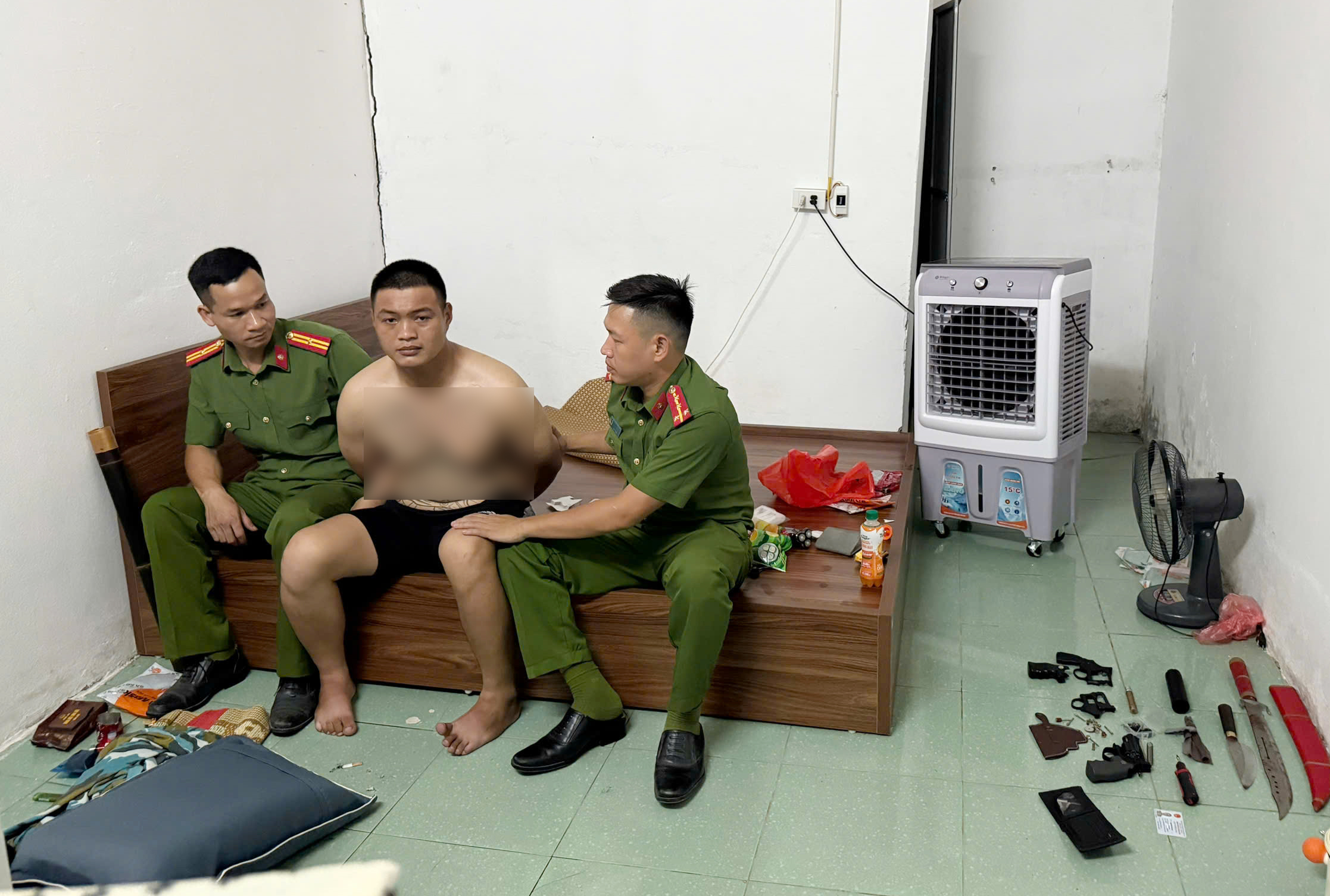 Mua linh kiện tự lắp súng bắn dọa bạn cùng xóm trọ