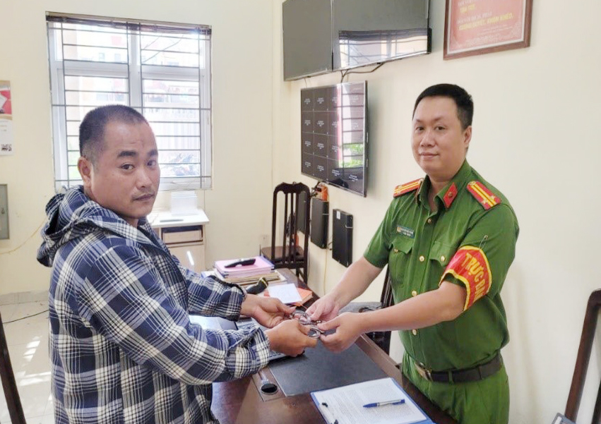 Công an xã vận động nhiều người dân tự nguyện giao nộp vũ khí, vật liệu nổ, công cụ hỗ trợ