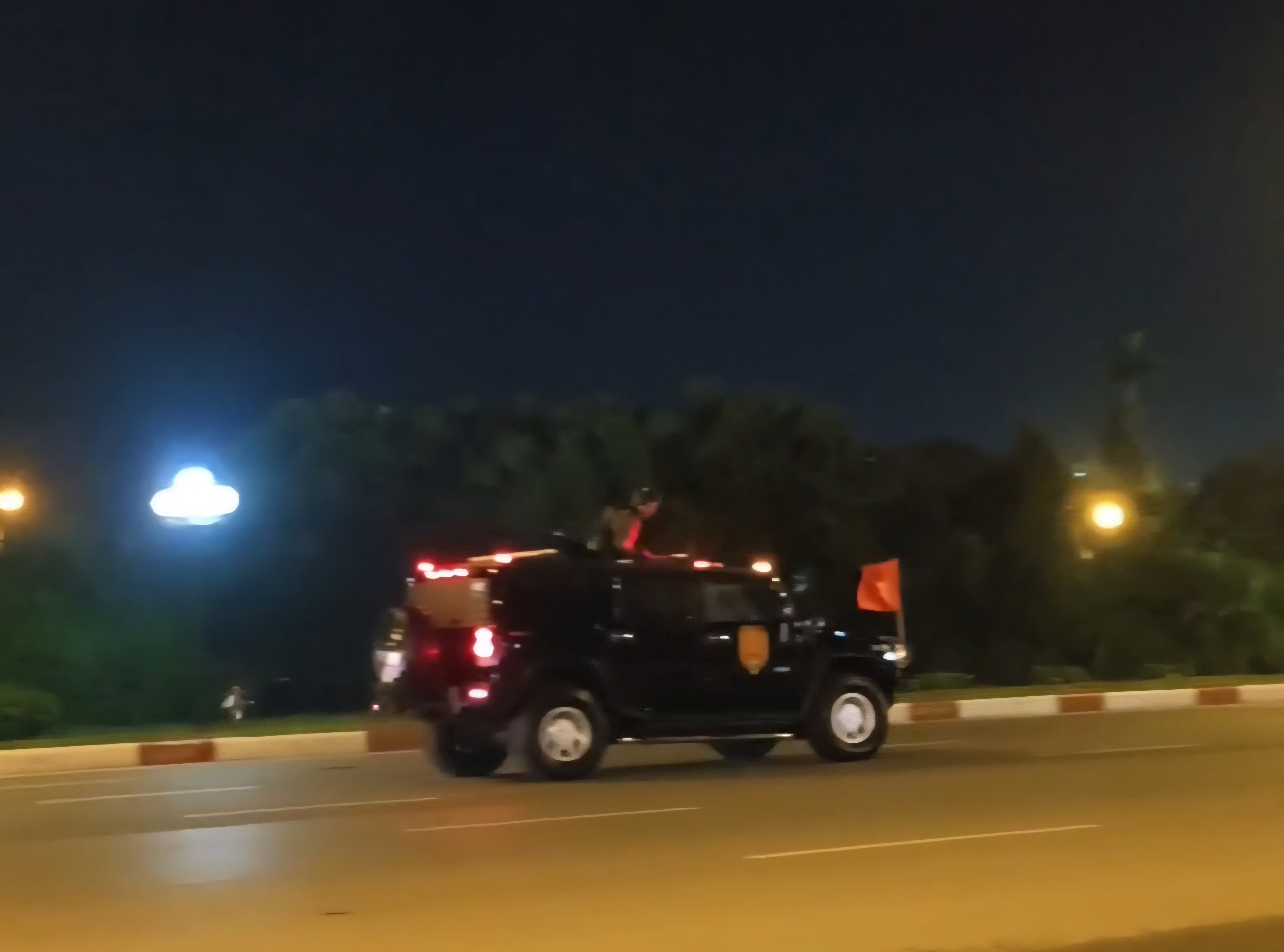 Tổng hợp những hành động 'dễ thương' của lực lượng Công an, Quân đội trên đường hành quân đến lễ kỷ niệm
