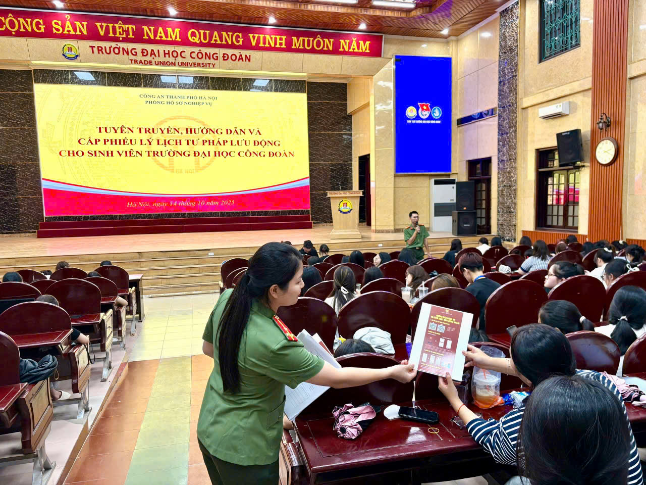 Đưa dịch vụ công đến trường học, hỗ trợ sinh viên hội nhập quốc tế