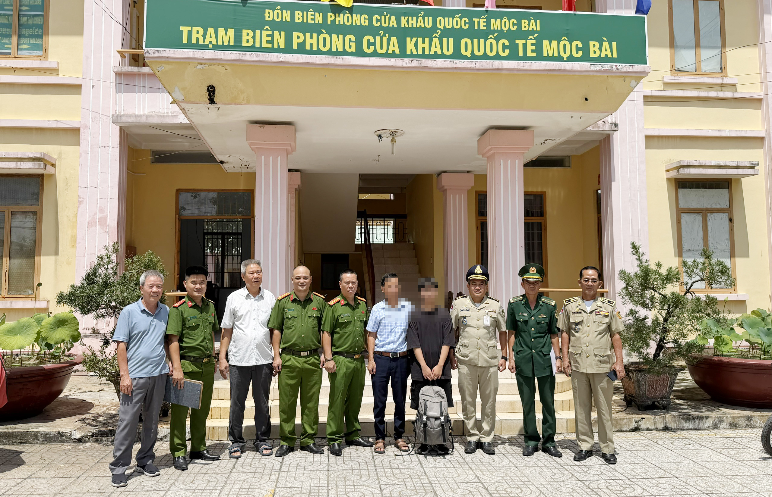 Công an phường Từ Liêm giải cứu thành công nam sinh bị lừa ‘bắt cóc online’ sang Campuchia