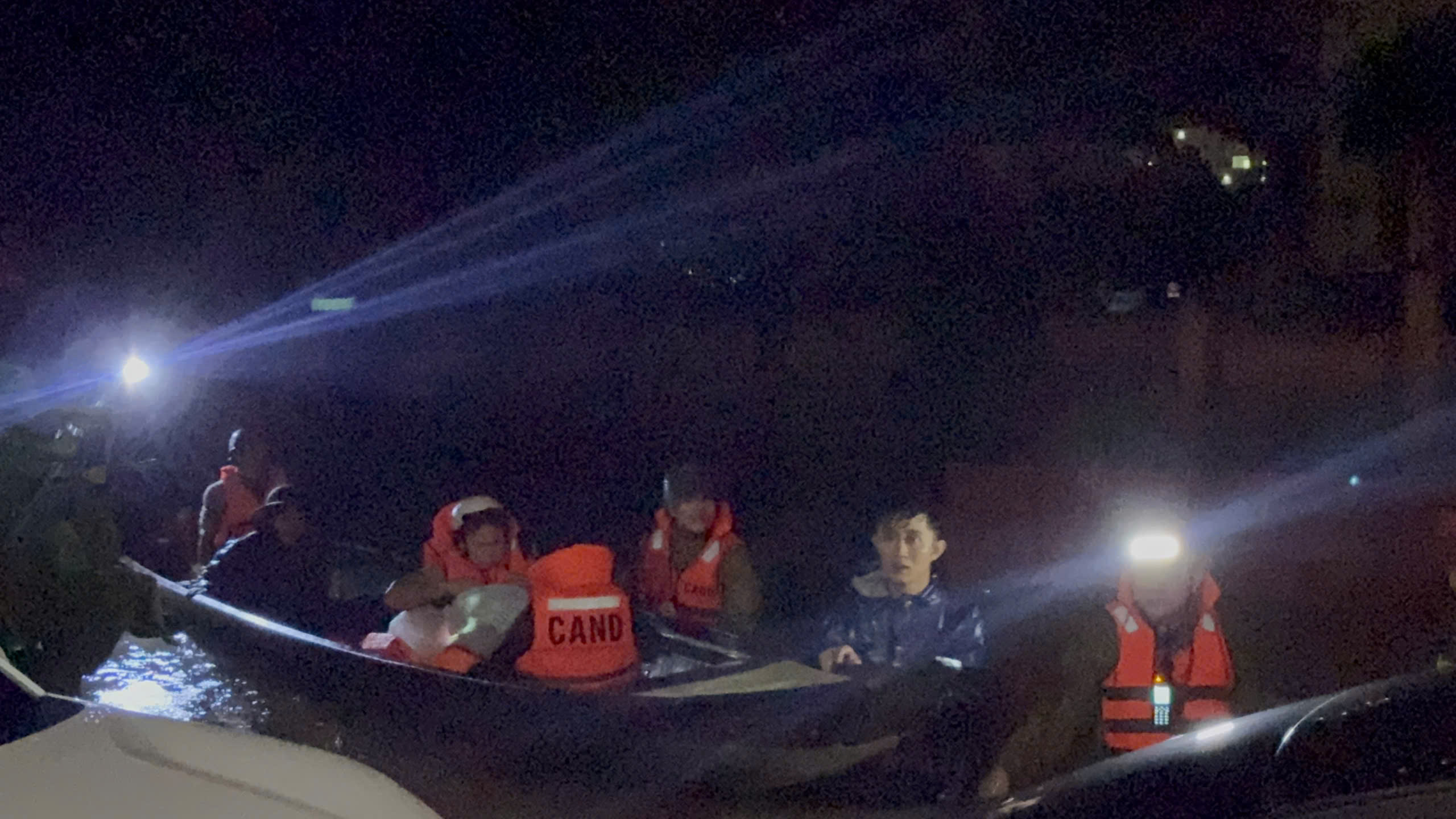 Hình ảnh đẹp cán bộ chiến sỹ Công an thành phố Huế cứu hộ, đưa bệnh nhân đến bệnh viện