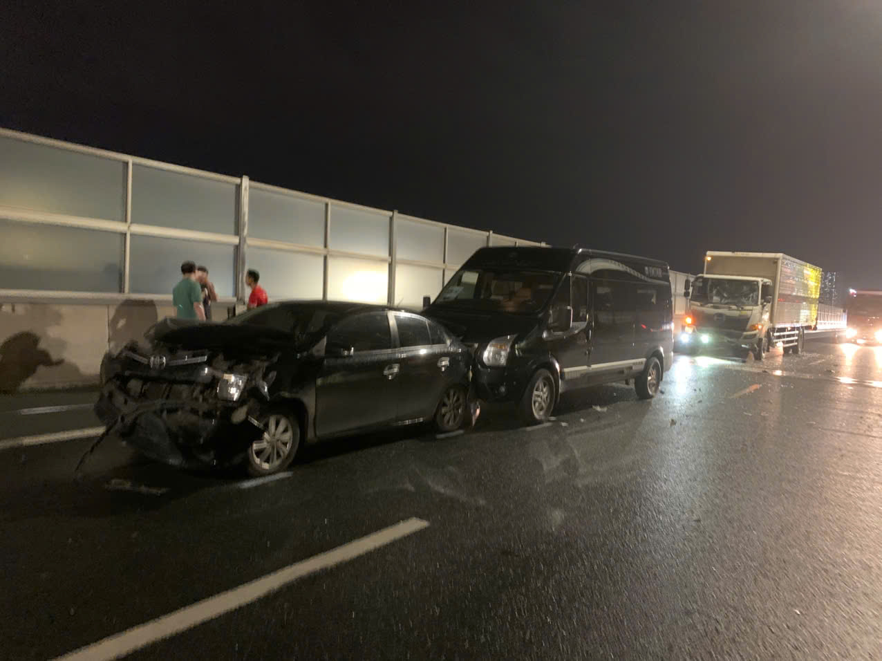 Tìm người chứng kiến vụ tai nạn giao thông liên hoàn trên đường Vành đai 3 trên cao