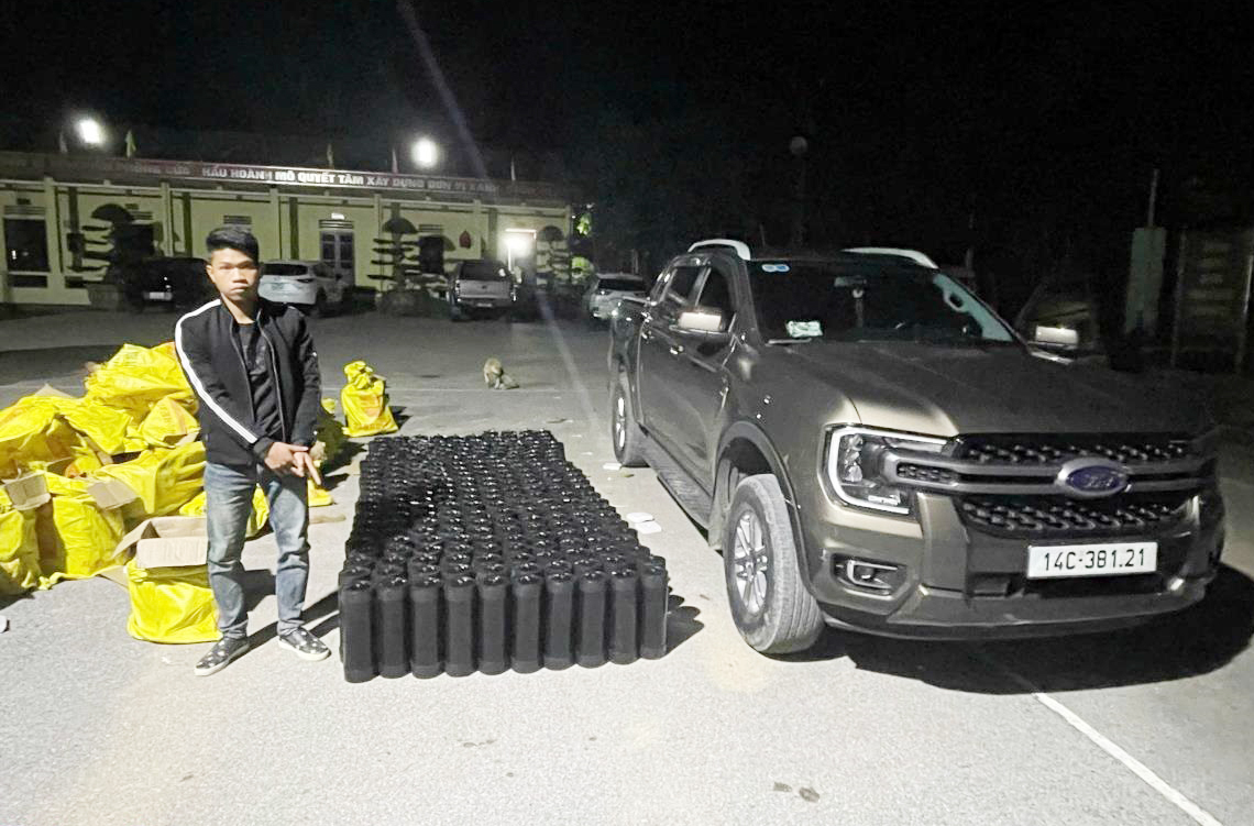 Bí ẩn của những chiếc bình màu đen trên xe bán tải