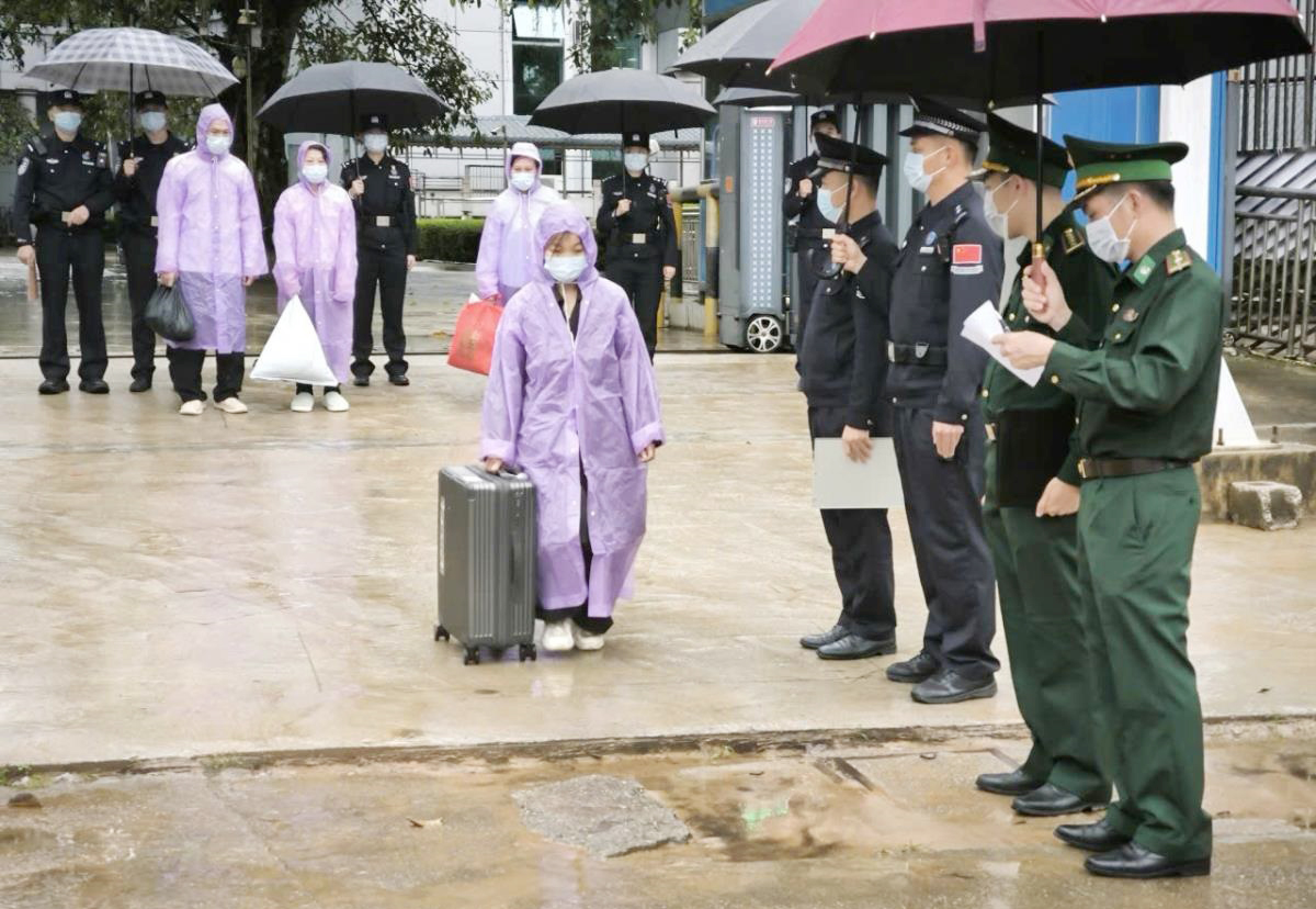 Tiếp nhận bàn giao 4 đối tượng truy nã do nước bạn trao trả