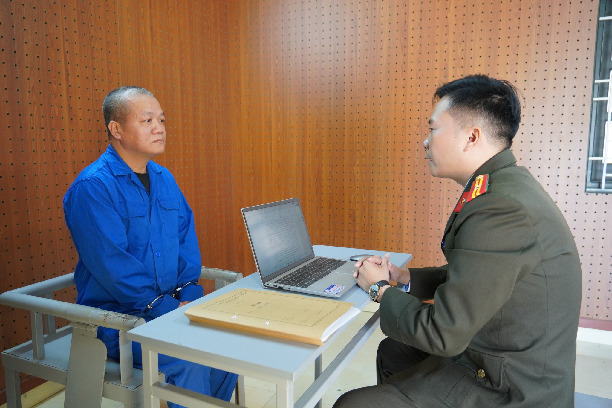 Nộp 2,5 triệu đồng 'bao thi đỗ' giấy phép lái xe, không ngờ nhận giấy tờ giả