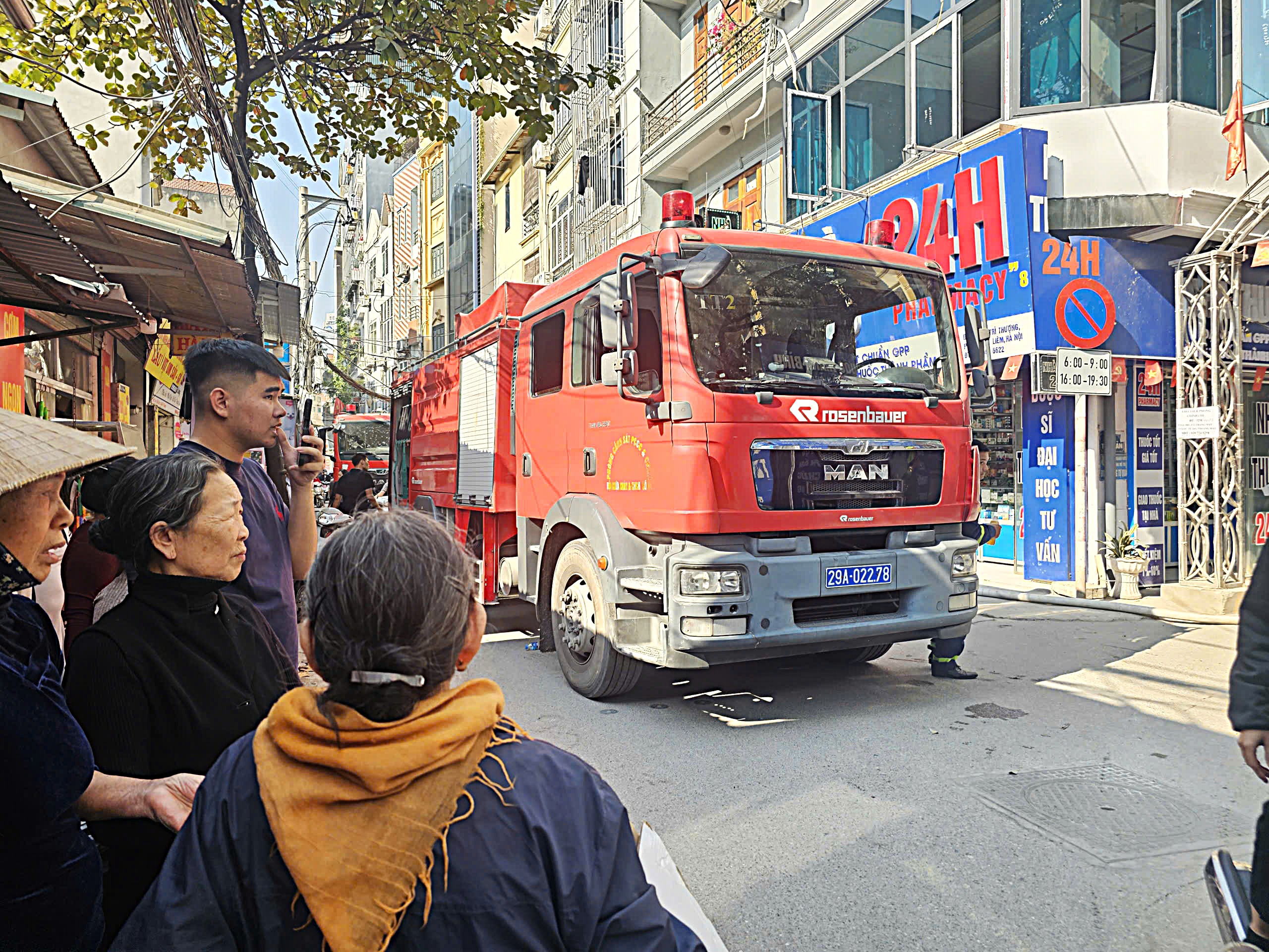 Lính cứu hỏa kéo vòi dài 250 mét dập tắt đám cháy trong ngõ sâu