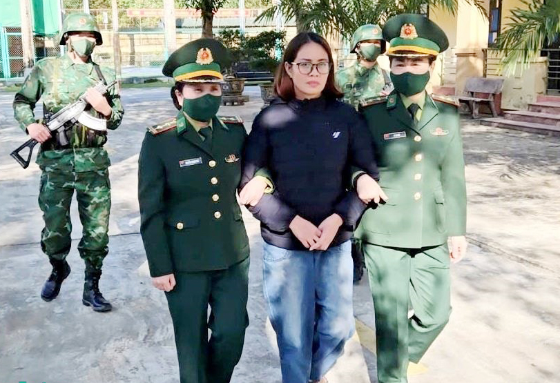 Giấu 600 gram vàng trong bít tất