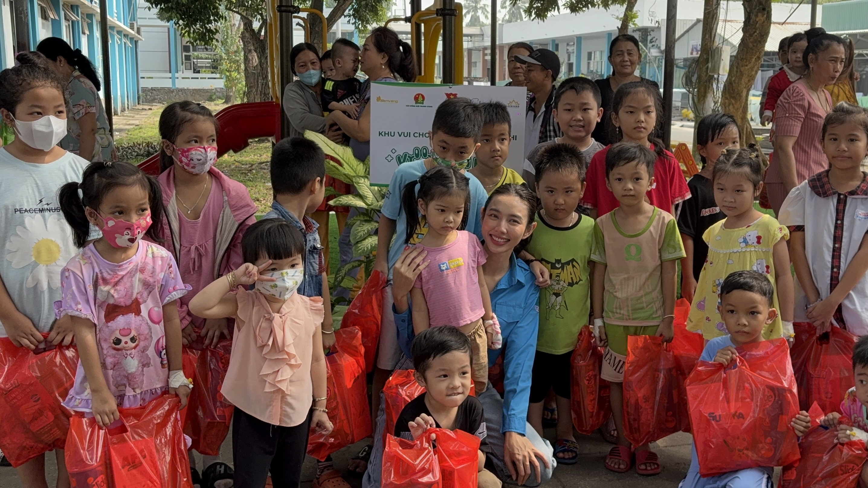 Hoa hậu Thuỳ Tiên tiếp tục trao sân chơi cho trẻ em tại các tỉnh miền Tây